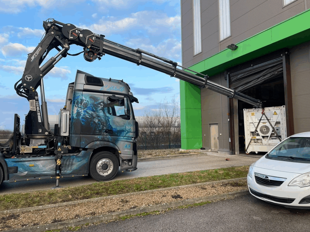 Livraison d’un container frigorifique d’occasion Thermo King dans un bâtiment fermé