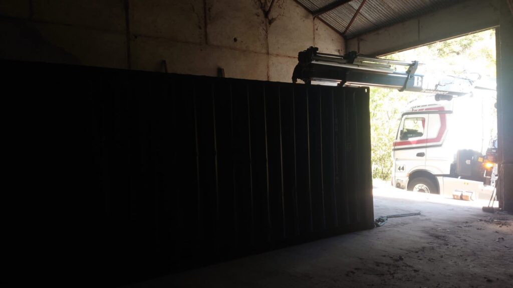 mise en place du conteneur 20 pieds dans le bâtiment à l'aide de la grue