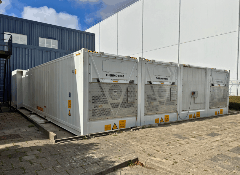 Gros plan sur le groupe froid haute performance (type Carrier / Thermo King) et le contrôleur digital de température affichant -25°C