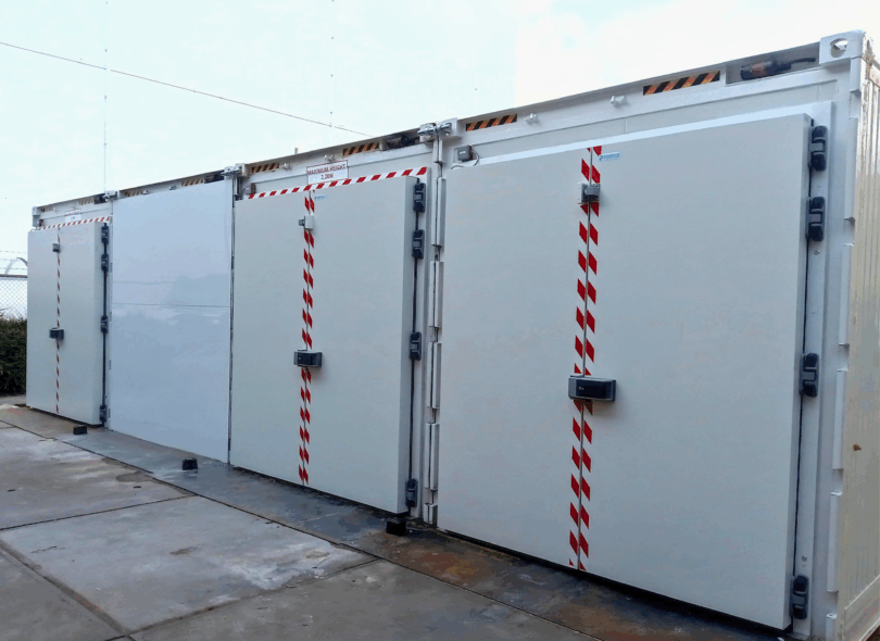 Vue extérieure d'un complexe frigorifique modulaire ICE MAX triple (assemblage 3 x 40 pieds HC) sur site industriel