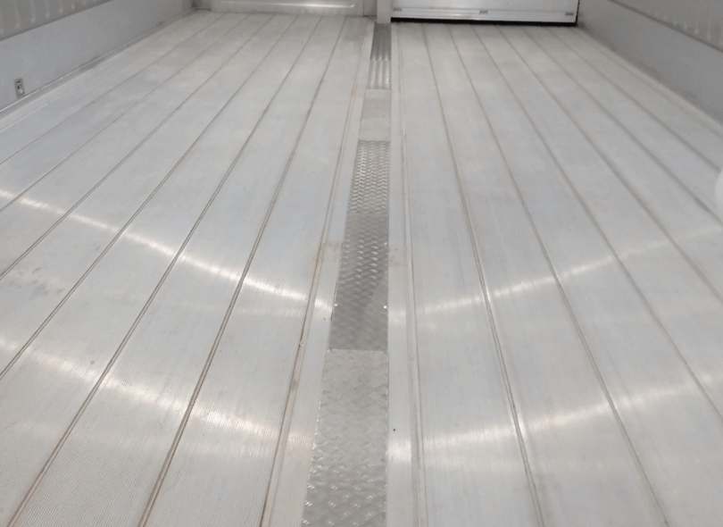 Intérieur pleine longueur d'une chambre froide ICE MAX : Stockage optimisé sur palettes Europe et revêtement inox compatible HACCP