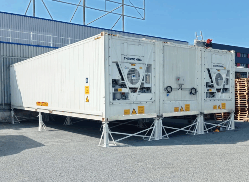 Installation logistique sur mesure : Module Cubner ICE MAX posé sur chandelles de mise à niveau pour une connexion parfaite à hauteur de quai