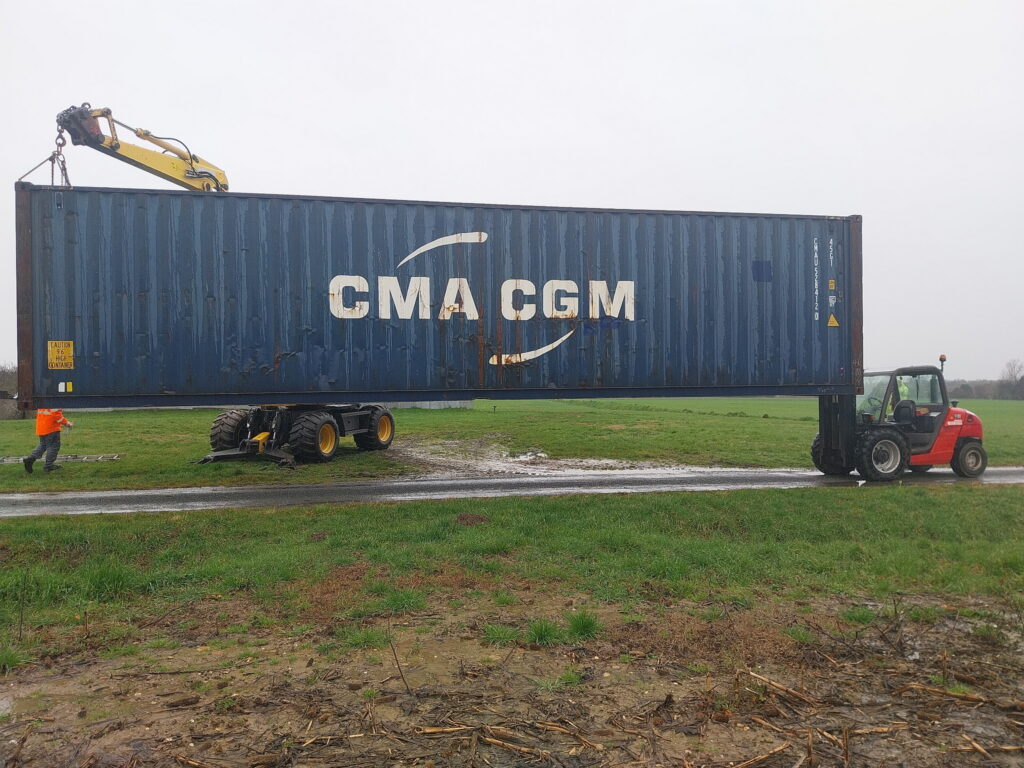 Déchargement de précision d'un conteneur 40 pieds CMA CGM à Mongauzy.