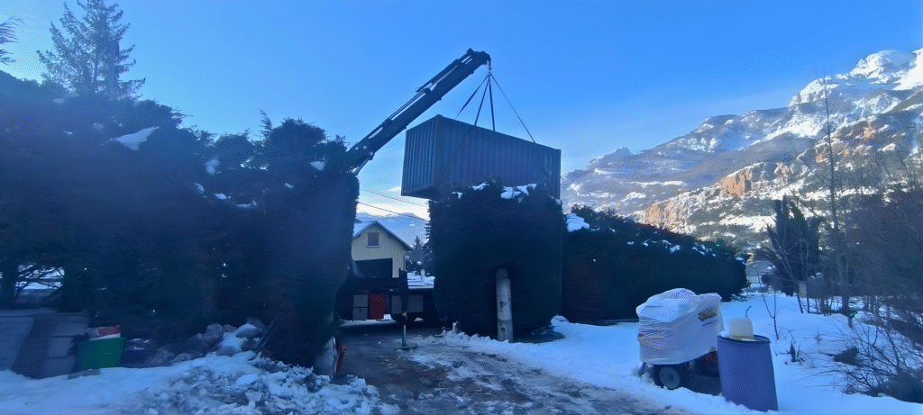 Déchargement en camion grue d'un container maritime 20 pieds occasion particulier Hautes-Alpes