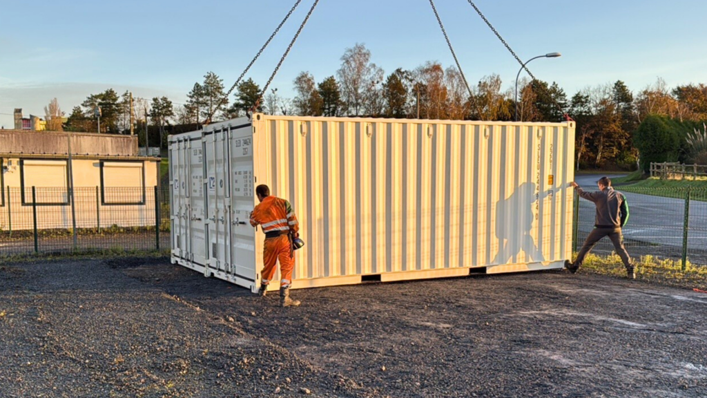Déchargement de containers 20 pieds d'occasion Cubner pour centre de stockage.