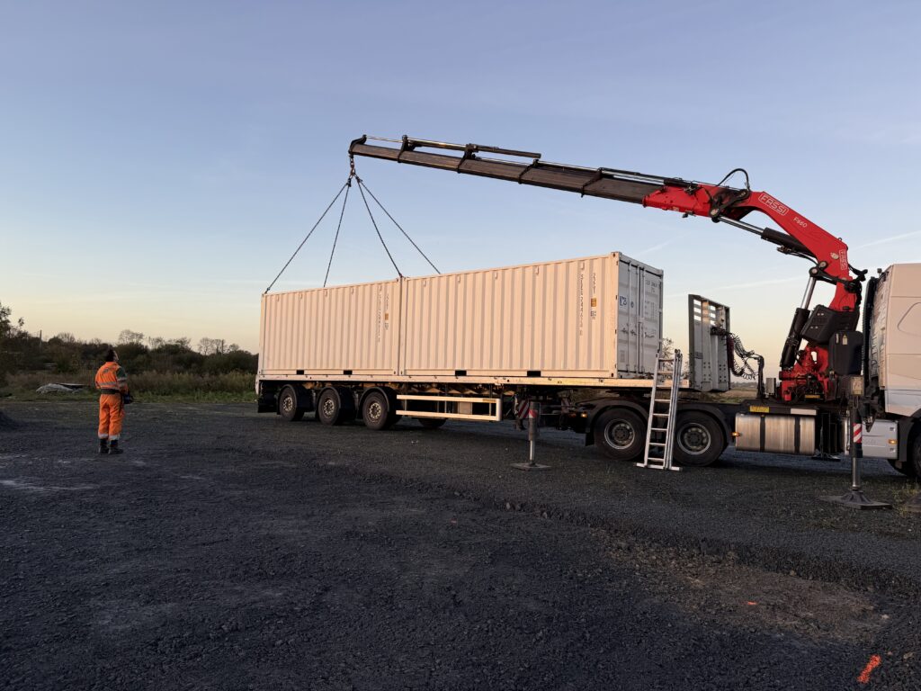 Livraison container maritime par camion grue Fassi à Graignes-Mesniel-Angot.