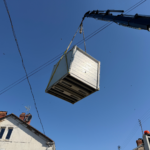 Conteneur de stockage 10 pieds gris posé dans une cour à Périgueux cubner