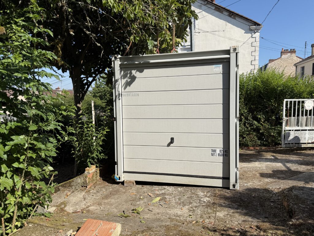 Livraison conteneur centre-ville Périgueux : conteneur de stockage installé dans une cour - Cubner
