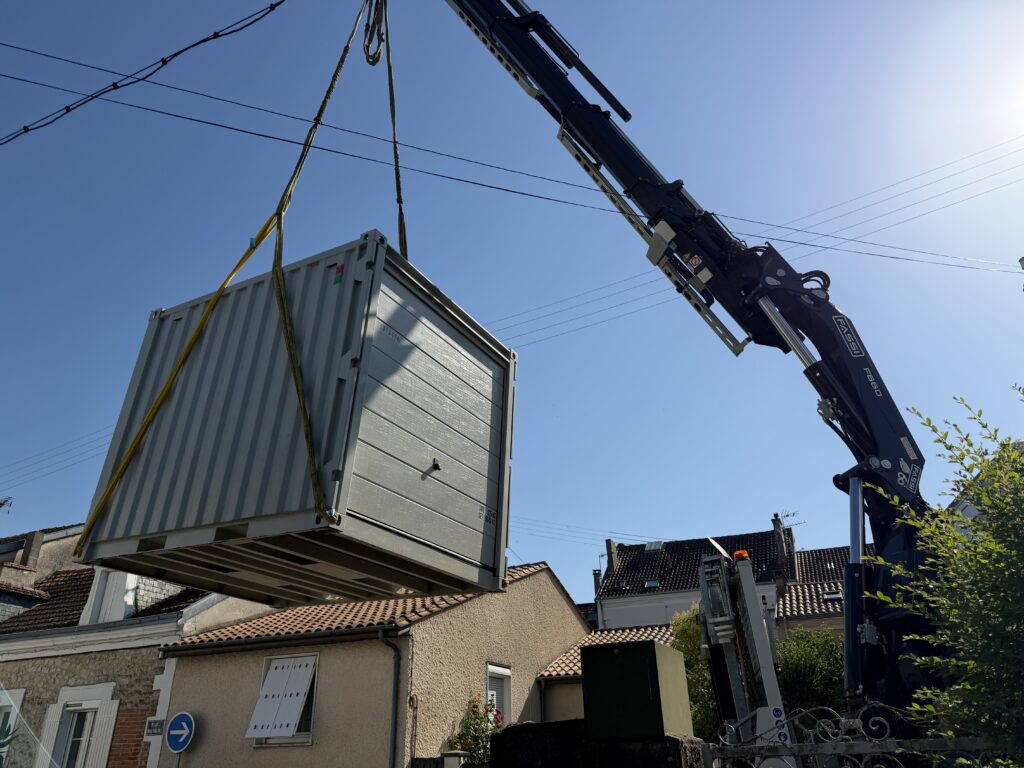 Livraison conteneur centre-ville avec porte sectionnelle manuelle - Cubner