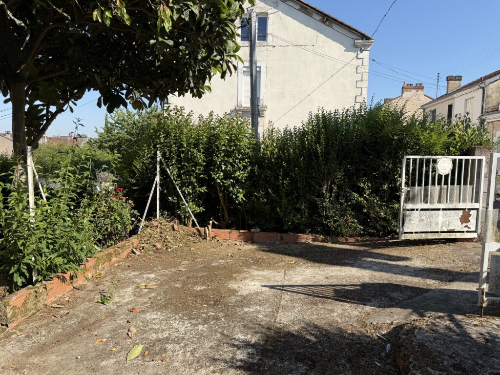 Livraison de conteneur par grue auxiliaire en centre-ville de Périgueux Cubner