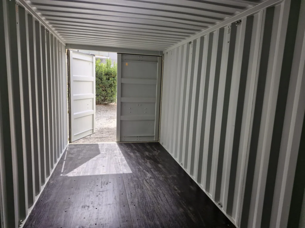Intérieur d'un container 20 pieds premier voyage avec plancher bois neuf