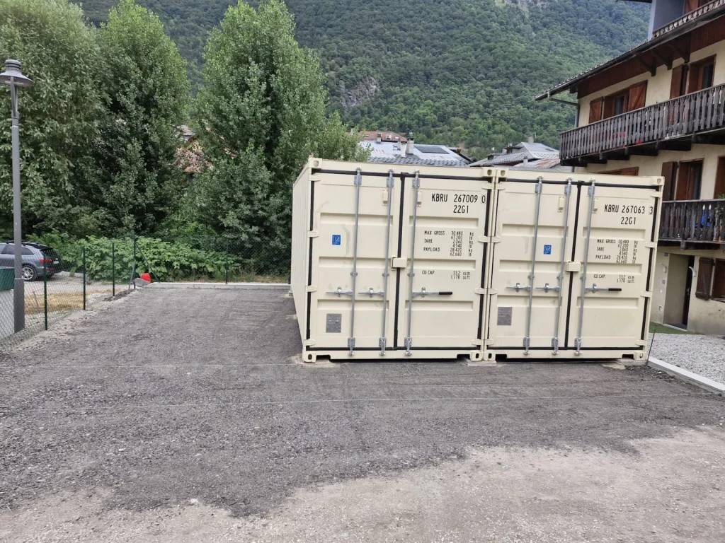 Deux containers 20 pieds RAL 1015 posés sur plateforme préparée à Aigueblanche en Savoie