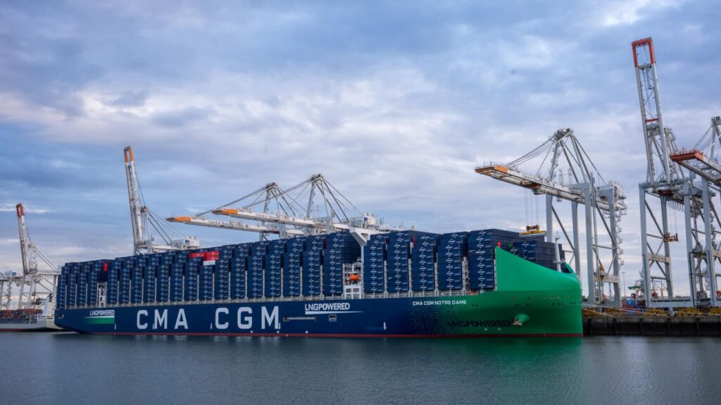 Conteneur de stockage maritime - le CMA CGM Notre Dame au port du Havre