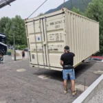 Pose d'un container 20 pieds par camion-grue sur plots béton à Aigueblanche Cubner