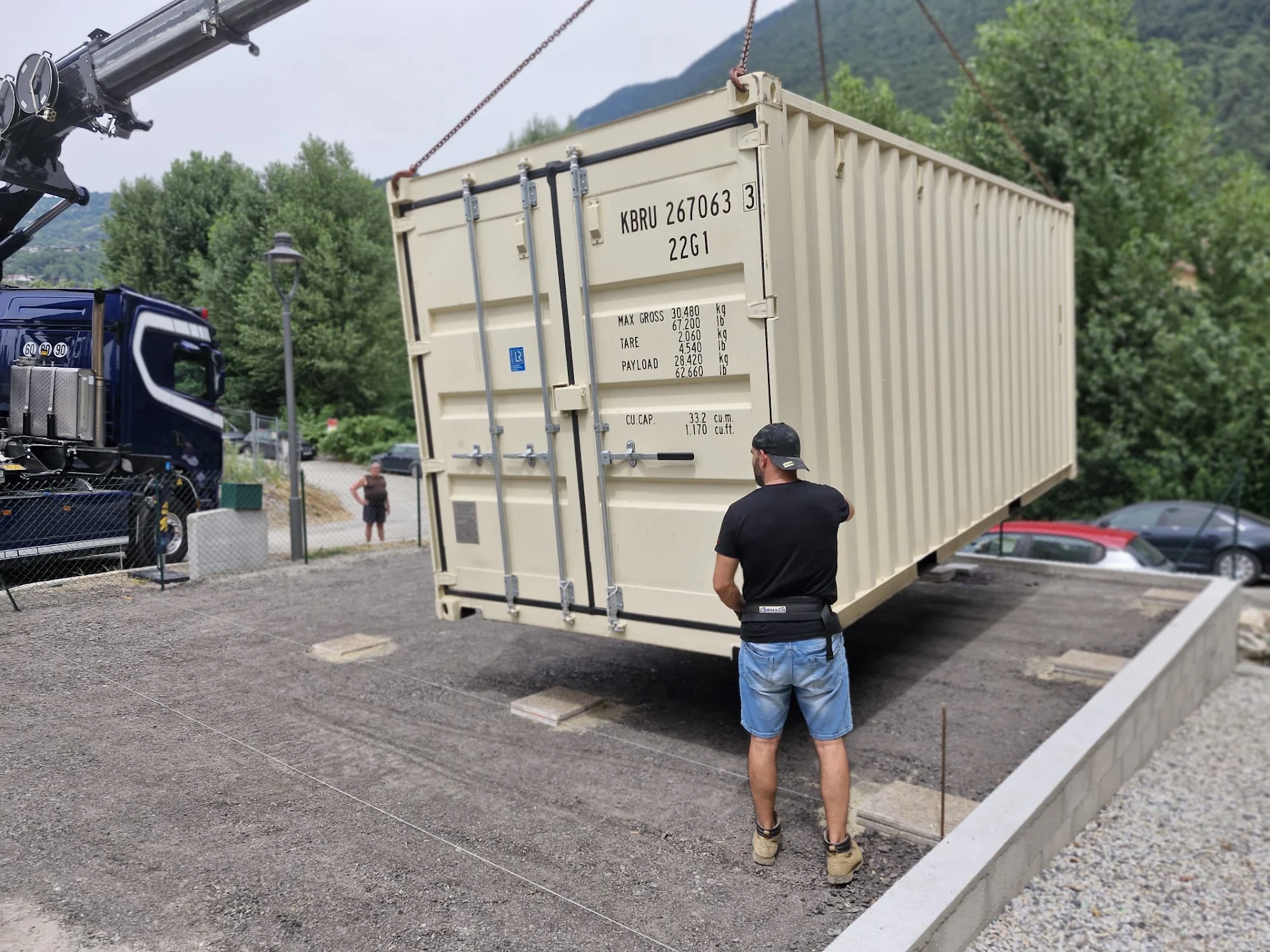 Livraison de 2 containers 20 pieds par camion-grue à Aigueblanche (Savoie)