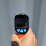 Relevé au thermomètre laser sur un conteneur maritime 20 pieds gris RAL 7016 : 60,3 °C de température de paroi par 33 °C extérieurs