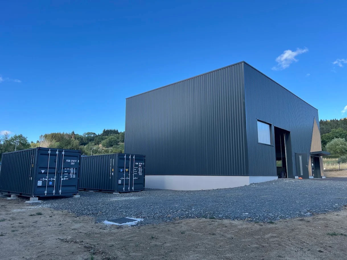 Conteneur 20 pieds RAL 7016 : deux unités livrées à Saint-Anthème (63)
