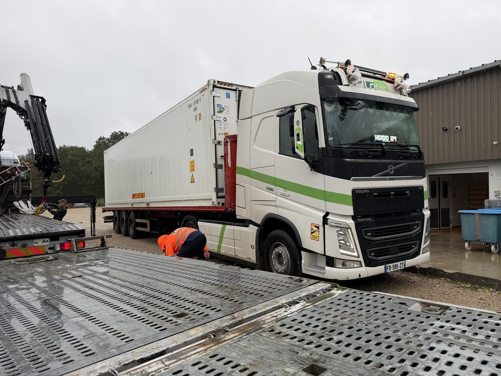 Semi-remorque plateau livrant le container frigorifique 40 pieds premier voyage sur le site de l'élevage Canard Laleu