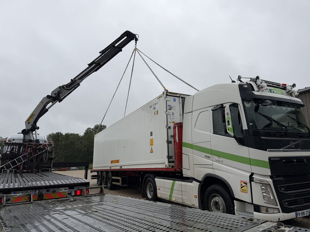 Leasing container frigorifique : levage d'un 40 pieds premier voyage au camion-grue chez Canard Laleu (Dordogne)