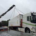 Leasing container frigorifique : levage d'un 40 pieds premier voyage au camion-grue chez Canard Laleu (Dordogne)